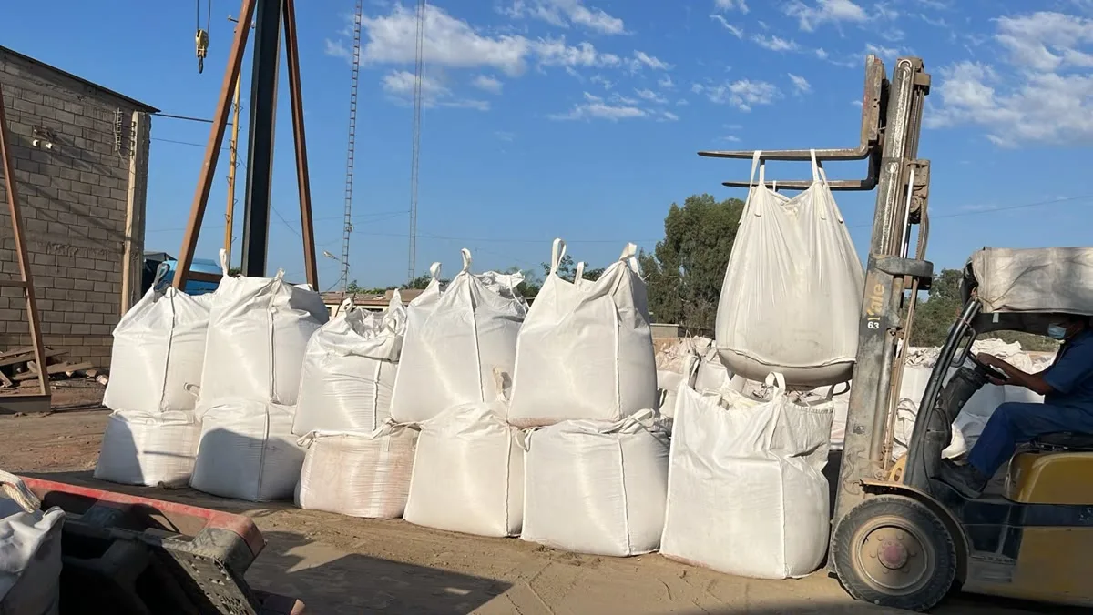 Montacargas moviendo sacos big bag de mineral ensacado