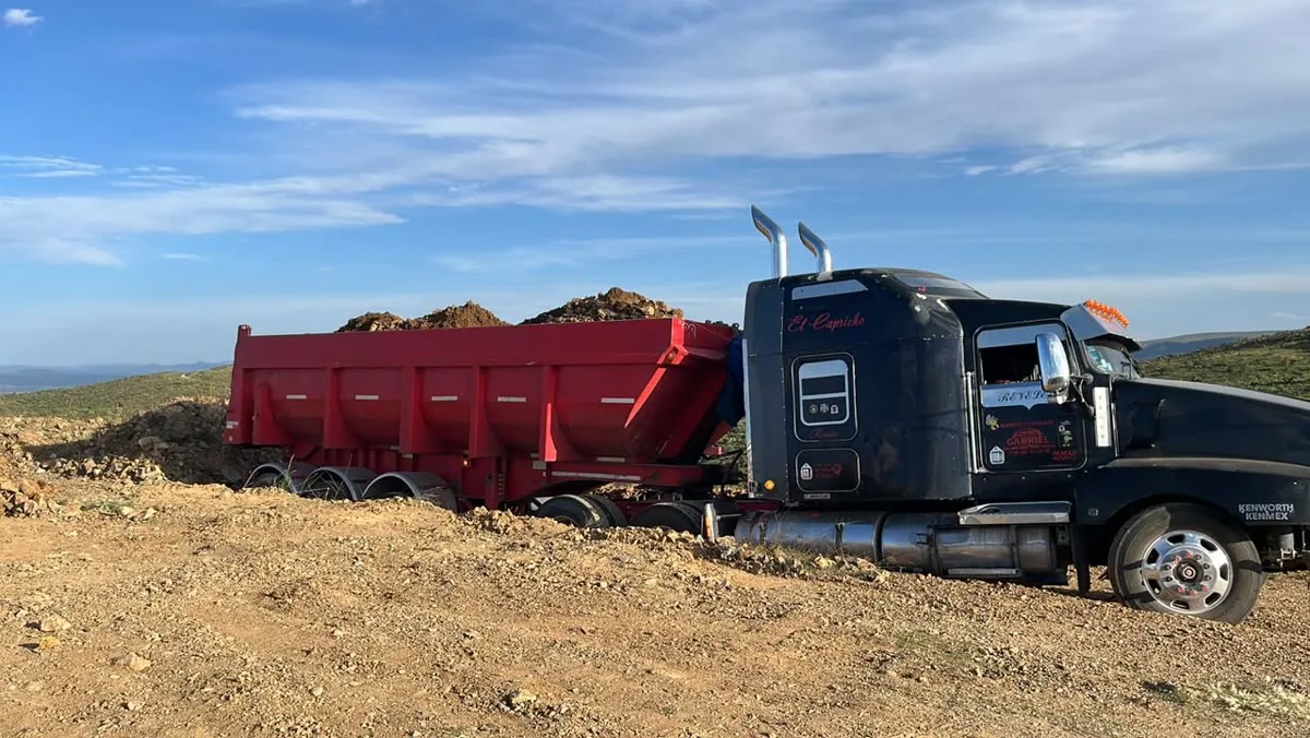 Góndola cargada con mineral en sitio de mina